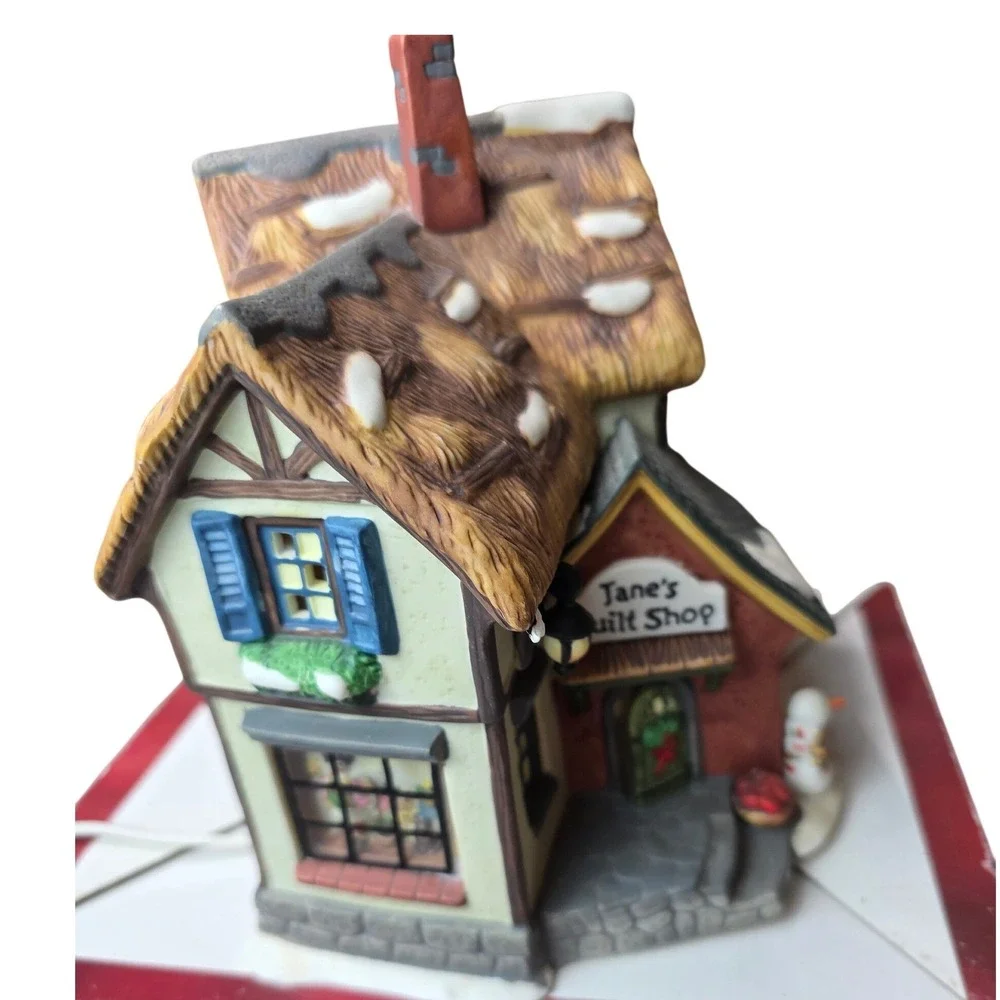 Holiday Time Village Collectibles Janes Quilt Shop Lighted‎ Christmas House G2